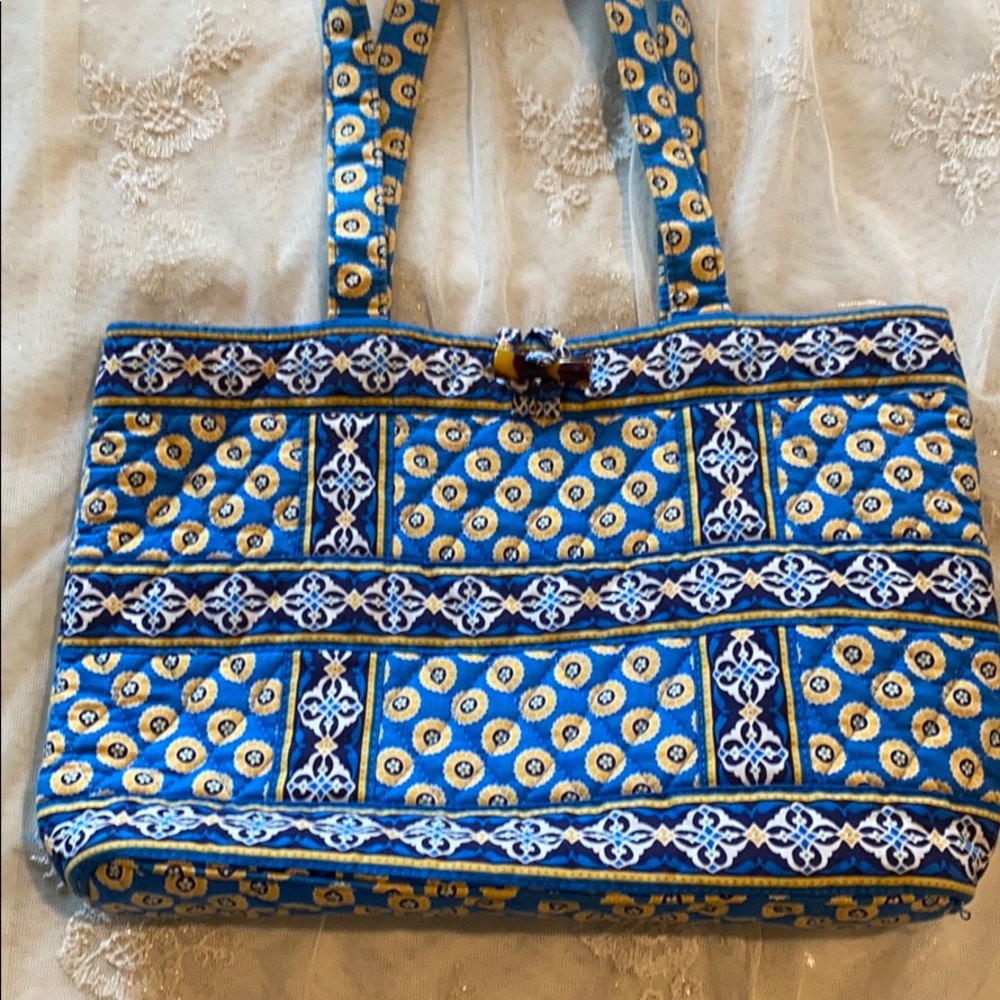 Classic Vera B Shoulder Bag w toggle closure